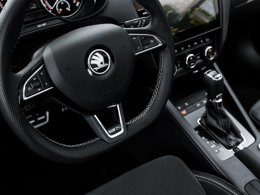 Детали интерьера Skoda Octavia RS Combi 2017 года  (WW) (фото 4 из 48)